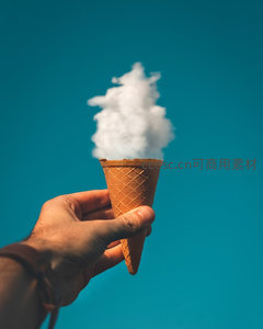 手中冰淇淋盛云朵，童趣创意满蓝天