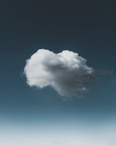 孤独的心形云朵漂浮在深邃天空