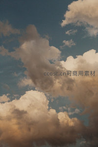 黄昏时分金棕色云彩渲染天空