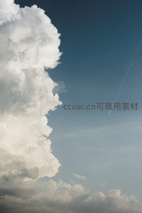 蓝天白云与飞机航迹的壮丽景象