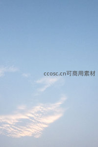 清晨或傍晚时分的淡蓝天空与薄云