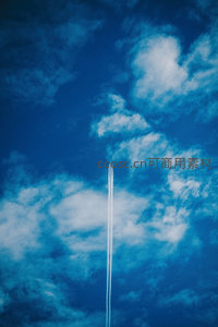 飞机划破长空，留下笔直航迹云