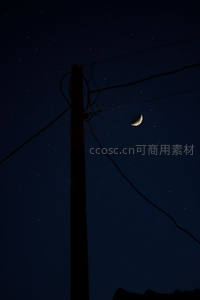 新月与电线杆的剪影夜景