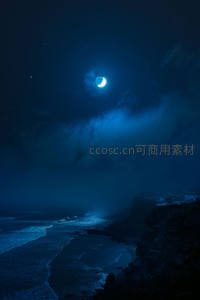 蓝色月光下的海岸悬崖