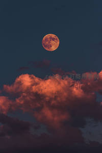 血月高悬燃烧云层之上