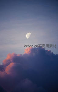 半轮新月，浮云轻抚暮色天