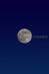 银灰满月映衬深蓝苍穹