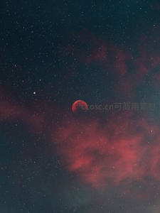 血月隐现星云间，神秘宇宙深邃无垠