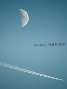 半轮明月伴飞机划过晴空留白痕