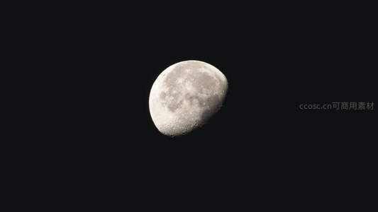 月牙初升映黑夜，环形山纹理清晰可见