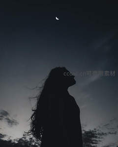 仰首问月，发丝飞扬