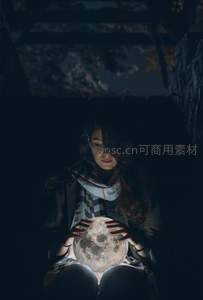女子怀抱发光月球灯，夜色中静谧沉思