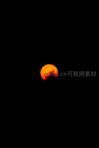 血月当空，云影掠过神秘红盘