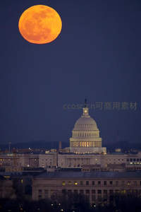 橙月高悬国会大厦夜空