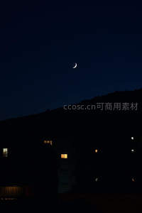 新月如钩映衬山城夜色