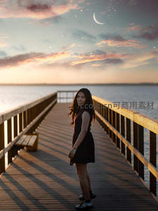 月夜栈桥上的微笑少女