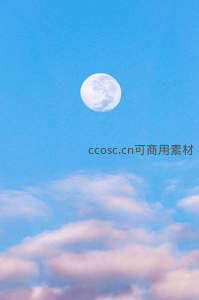 皎洁满月高悬于淡蓝天空之上