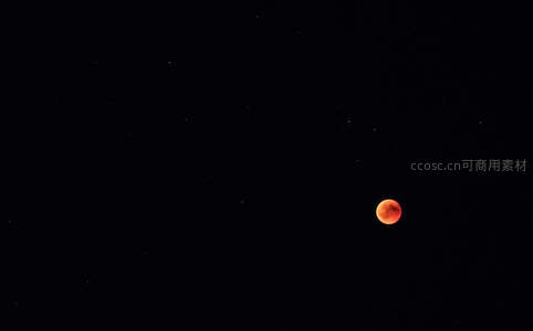 血月高悬于无垠深邃星夜