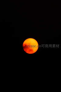 血月悬空，暗夜中的炽热红球