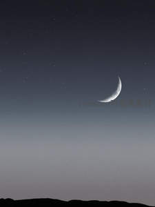 星夜苍穹下弯月如钩静挂天边