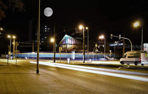 月夜下的城市街景与流光轨迹