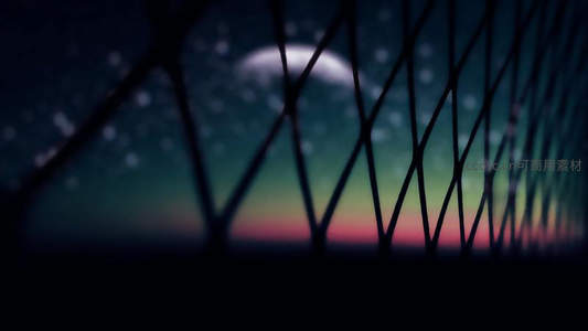 透过栅栏仰望星空与朦胧月影