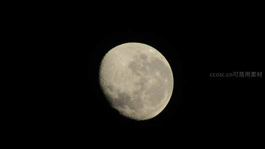 月相盈亏，半轮明月照夜空