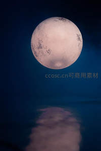 月影倒映水面，静谧夜色如梦