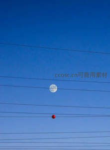 电线之间，红球伴月现奇景