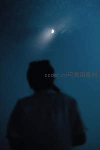 剪影仰望夜空弯月，孤寂而诗意