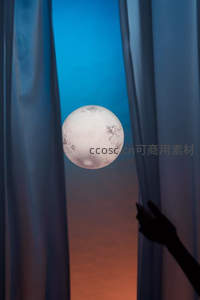 窗帘缝隙间，一轮明月悄然浮现
