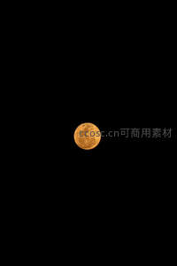 夜空中散发着暖金色光芒的满月