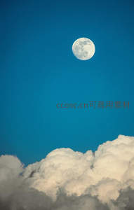 蓝天白云衬圆月，云海翻腾月如盘