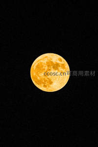 漆黑夜幕中金黄圆满的满月