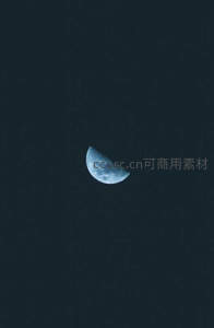 深邃夜空中的一弯残月
