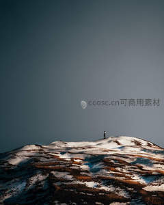 雪峰孤影，月挂苍穹