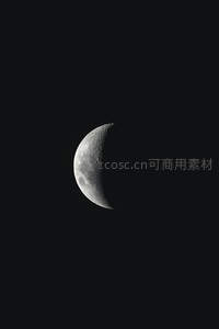 深邃夜空中清晰的月牙