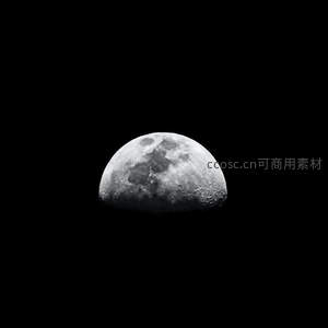 半轮明月静悬于无垠黑夜