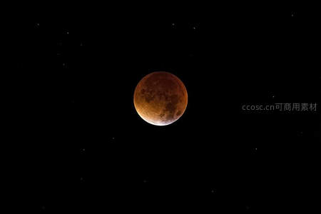 血月高悬于繁星点点的夜空