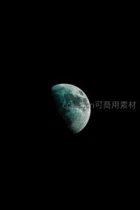青绿色调的半月在黑暗中发光