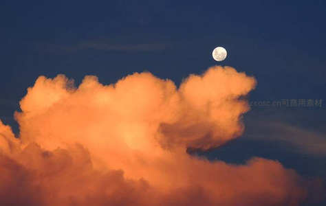 橙云托月夜空美