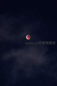 血月穿云夜深沉