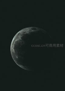 深邃夜空中的残月静谧之美