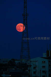 血月穿塔的城市夜景