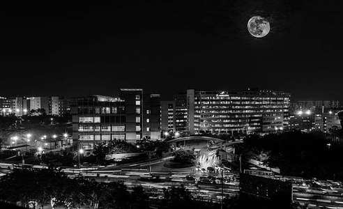 月夜城市灯火通明高楼林立