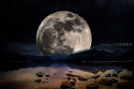 巨月悬湖夜，星河倒影如梦