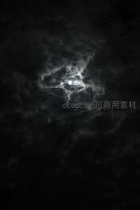 云海吞月，暗夜中的光之眼