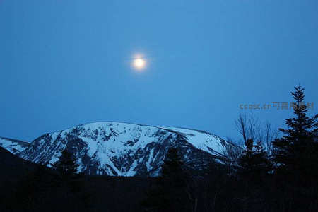雪峰映月，寒夜静谧如画