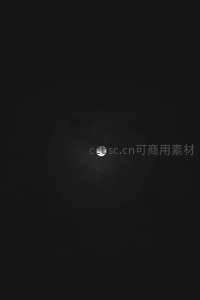 孤月隐现云雾中，暗夜唯此一点光