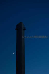 夜空下的高塔与弯月